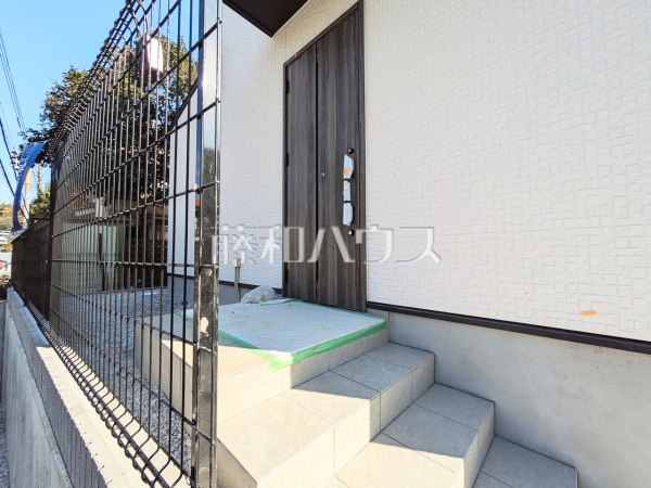 玄関へのアプローチ 【日野市百草】 玄関へのアプローチ 【日野市百草】