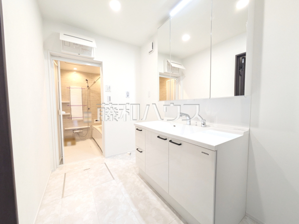 洗面室 【日野市百草】 洗面室は、急いでいる朝でも二人で使える広さになっております。 洗面室 【日野市百草】 洗面室は、急いでいる朝でも二人で使える広さになっております。