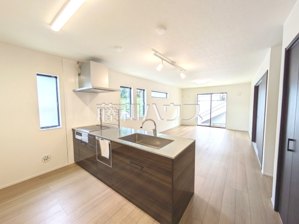 キッチン 【日野市百草】手をかざすだけで操作できるハンズフリー水栓で料理や後片付けが楽になります。 キッチン 【日野市百草】手をかざすだけで操作できるハンズフリー水栓で料理や後片付けが楽になります。