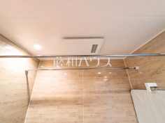 浴室乾燥機(浴室内上部) 【日野市百草】雨の日の強い味方!浴室換気乾燥機付きユニットバスで洗濯物が乾かせます。 浴室乾燥機(浴室内上部) 【日野市百草】雨の日の強い味方!浴室換気乾燥機付きユニットバスで洗濯物が乾かせます。