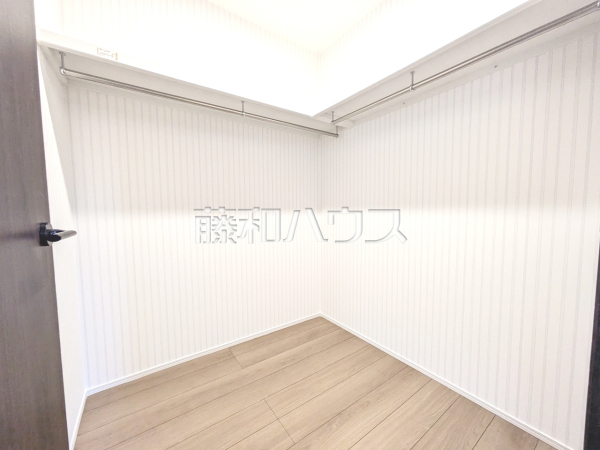 ウォークインクローゼット 【日野市百草】ウォークインクローゼットは、画像を見るのと実際に見るのとでは大きさ、広さの感覚が違います。是非、ご自身の目でお確かめくださいませ。 ウォークインクローゼット 【日野市百草】ウォークインクローゼットは、画像を見るのと実際に見るのとでは大きさ、広さの感覚が違います。是非、ご自身の目でお確かめくださいませ。