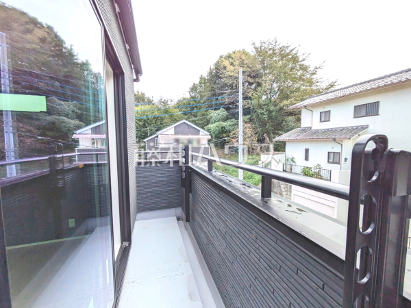 バルコニー 【日野市百草】バルコニーの先には、四季折々の木々や日差しが降り注ぐ『我が家の庭園』となる専用庭がございます。お好みの木花とともに憩いの場へ誘います。 バルコニー 【日野市百草】バルコニーの先には、四季折々の木々や日差しが降り注ぐ『我が家の庭園』となる専用庭がございます。お好みの木花とともに憩いの場へ誘います。