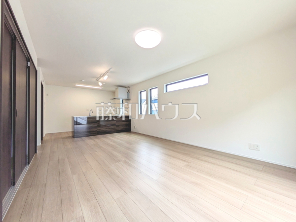 リビング 【日野市百草】 対面式のカウンターキッチンは、いつでもご家族を感じられる空間作りの重要ポイントになりそうです。 リビング 【日野市百草】 対面式のカウンターキッチンは、いつでもご家族を感じられる空間作りの重要ポイントになりそうです。