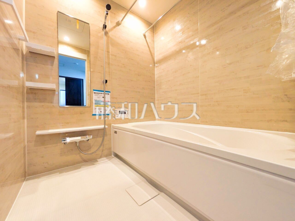 浴室 【日野市百草】浴室は一日の疲れを癒してくれる場所です。空間自体も落ち着きのあるカラーで纏め、全体的にゆったりとした雰囲気を演出!一坪サイズのため、お子様と一緒に入浴頂ける十分な広さもございます。 浴室 【日野市百草】浴室は一日の疲れを癒してくれる場所です。空間自体も落ち着きのあるカラーで纏め、全体的にゆったりとした雰囲気を演出!一坪サイズのため、お子様と一緒に入浴頂ける十分な広さもございます。