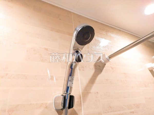 浴室 【日野市百草】浴室のシャワーは手元で止水ができるスイッチ付シャワーヘッドにより、さらに節水効果がアップします。 浴室 【日野市百草】浴室のシャワーは手元で止水ができるスイッチ付シャワーヘッドにより、さらに節水効果がアップします。