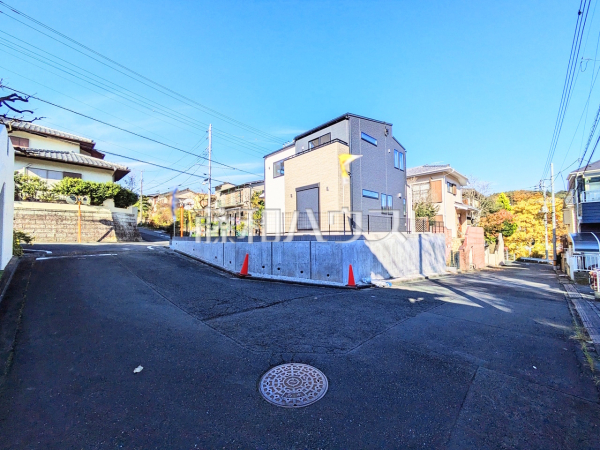 接道状況および現場風景 【日野市百草】 接道状況および現場風景 【日野市百草】