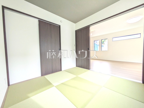 和室 【日野市百草】リビング隣の和室は憩いの場としても、引き戸を開けてリビングの延長としても使えます。 和室 【日野市百草】リビング隣の和室は憩いの場としても、引き戸を開けてリビングの延長としても使えます。