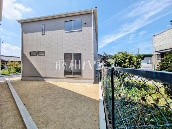 2号棟 外観および庭 【春日井市穴橋町3丁目】 2号棟 外観および庭 【春日井市穴橋町3丁目】