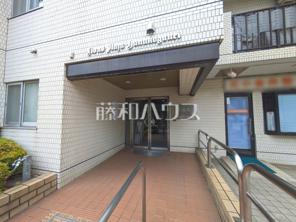 心地良さの中にも洗練を感じさせる、住まう方をやさしく出迎えるエントランス 【ライオンズプラザ花小金井】エントランス 心地良さの中にも洗練を感じさせる、住まう方をやさしく出迎えるエントランス 【ライオンズプラザ花小金井】エントランス