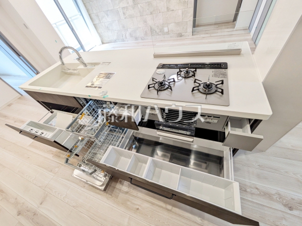 キッチン 【ミオカステーロ狛江アンバーコート】
大きな鍋類から小物類まで、さらに包丁や調味料まで収まる大容量のキッチン収納 キッチン 【ミオカステーロ狛江アンバーコート】
大きな鍋類から小物類まで、さらに包丁や調味料まで収まる大容量のキッチン収納