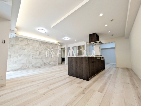 ≪リビング≫家族の存在を近くに感じ、心安らぐこの空間はいつも心地よく、気が付けば楽しい一日が終わろうとしている、そんな憩いのリビングです。 【ミオカステーロ狛江アンバーコート】 ≪リビング≫家族の存在を近くに感じ、心安らぐこの空間はいつも心地よく、気が付けば楽しい一日が終わろうとしている、そんな憩いのリビングです。 【ミオカステーロ狛江アンバーコート】