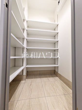 ≪収納≫土間収納にはアウトドアやガーデニンググッズを保管できて、玄関を綺麗に保てます。【ミオカステーロ狛江アンバーコート】 ≪収納≫土間収納にはアウトドアやガーデニンググッズを保管できて、玄関を綺麗に保てます。【ミオカステーロ狛江アンバーコート】