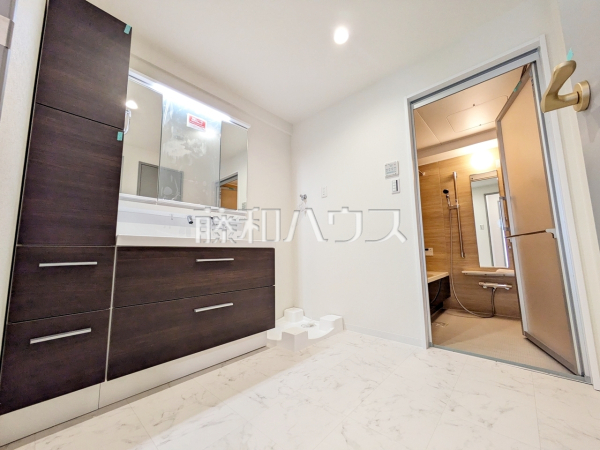 ≪洗面所≫洗面室にはバスタオルや洗面具などをきれいに整理できる便利な棚を設置しました。【ミオカステーロ狛江アンバーコート】 ≪洗面所≫洗面室にはバスタオルや洗面具などをきれいに整理できる便利な棚を設置しました。【ミオカステーロ狛江アンバーコート】