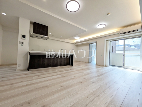 ≪リビング≫大きなソファーを置いても圧迫感がない約21帖の広々LDK。窓からは陽光をたっぷり採り込み、明るく快適な団らん空間となっております。 【ミオカステーロ狛江アンバーコート】 ≪リビング≫大きなソファーを置いても圧迫感がない約21帖の広々LDK。窓からは陽光をたっぷり採り込み、明るく快適な団らん空間となっております。 【ミオカステーロ狛江アンバーコート】