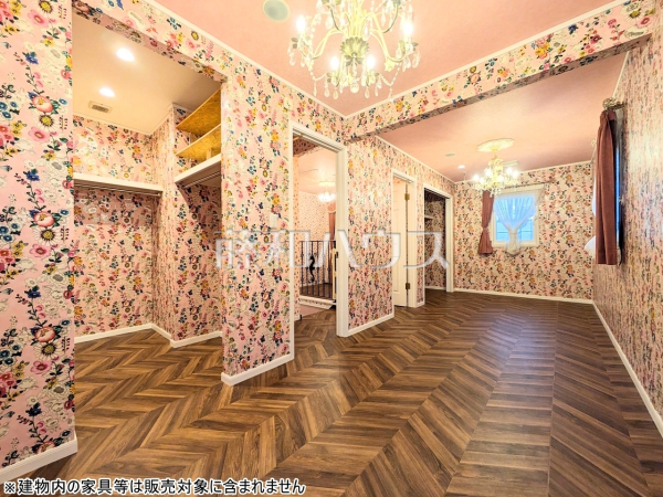 居室 【府中市八幡町2丁目】フローラルな壁紙の空間です。 居室 【府中市八幡町2丁目】フローラルな壁紙の空間です。