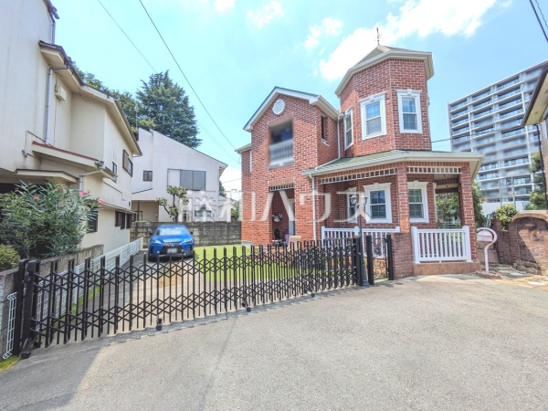 外観 【府中市八幡町2丁目】重厚感がありつつも華やかな洋館です。 外観 【府中市八幡町2丁目】重厚感がありつつも華やかな洋館です。