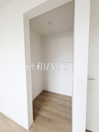 ウォークインクローゼットがあるので、お洋服等がたくさん収納できて便利です。 【練馬区三原台2丁目】 ウォークインクローゼットがあるので、お洋服等がたくさん収納できて便利です。 【練馬区三原台2丁目】