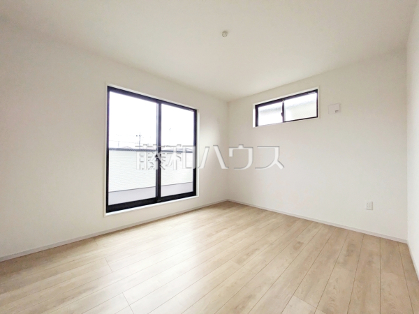 居室は2面採光により明るく開放的な空間となっています。 【練馬区三原台2丁目】 居室は2面採光により明るく開放的な空間となっています。 【練馬区三原台2丁目】