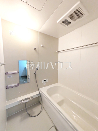 一日の疲れを癒してくれるバスルームは、ゆったりと半身浴をしながら読書を楽しんだりお子様と一緒に入浴したりと寛げる空間です。 【練馬区三原台2丁目】 一日の疲れを癒してくれるバスルームは、ゆったりと半身浴をしながら読書を楽しんだりお子様と一緒に入浴したりと寛げる空間です。 【練馬区三原台2丁目】