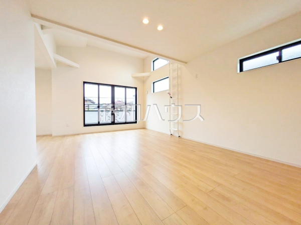 1階よりも光が差し込みやすい2階にリビングを設置することで、明るいリビングを実現! 【練馬区春日町2丁目】 1階よりも光が差し込みやすい2階にリビングを設置することで、明るいリビングを実現! 【練馬区春日町2丁目】