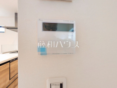 浴室給湯リモコン追焚き機能付きなので、生活時間の違う家族に便利です。 浴室給湯リモコン追焚き機能付きなので、生活時間の違う家族に便利です。