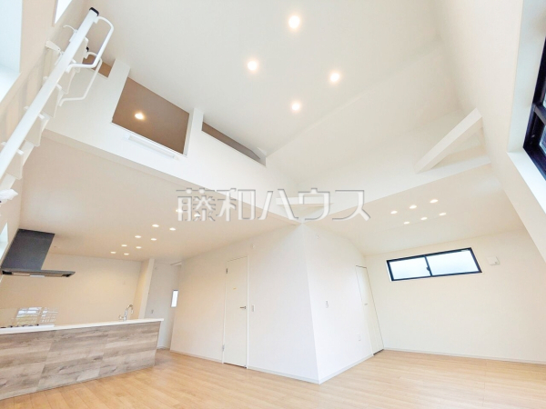 採光溢れるリビングで、家族団らんのひと時をお過ごし下さい。 【練馬区春日町2丁目】 採光溢れるリビングで、家族団らんのひと時をお過ごし下さい。 【練馬区春日町2丁目】