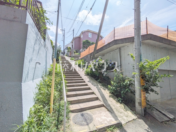 接道状況および現場風景 【国分寺市南町3丁目】周辺環境はもちろん日当たりや設備仕様など実際に行ってみないと分からないことも多くございます。営業担当がご案内いたしますのでお気軽にお問い合わせください。
接道状況および現場風景 【国分寺市南町3丁目】周辺環境はもちろん日当たりや設備仕様など実際に行ってみないと分からないことも多くございます。営業担当がご案内いたしますのでお気軽にお問い合わせください。