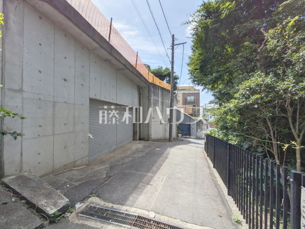 接道状況および現場風景 【国分寺市南町3丁目】「セレシス」はハウスメーカーを比較検討できるノウハウを持っています。提携ハウスメーカーの選択交渉から決定、ご契約までをナビゲートいたします。
接道状況および現場風景 【国分寺市南町3丁目】「セレシス」はハウスメーカーを比較検討できるノウハウを持っています。提携ハウスメーカーの選択交渉から決定、ご契約までをナビゲートいたします。