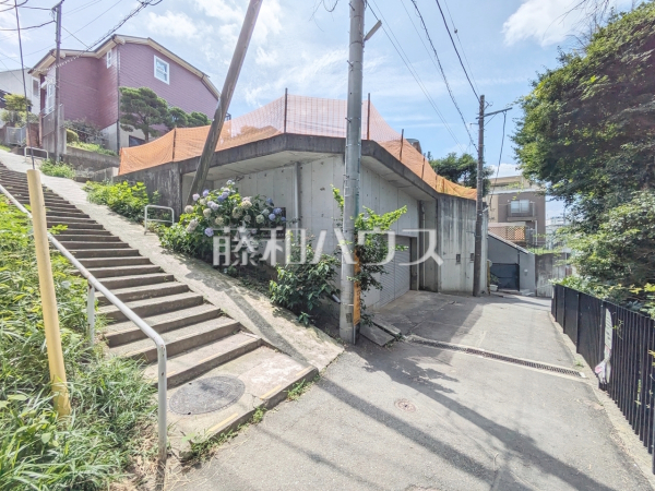 接道状況および現場風景 【国分寺市南町3丁目】我が家に合った暮らしを追及できるフリープランの分譲地です。ぜひ皆様の「こんな家に住みたい!」をお聞かせ下さい。
接道状況および現場風景 【国分寺市南町3丁目】我が家に合った暮らしを追及できるフリープランの分譲地です。ぜひ皆様の「こんな家に住みたい!」をお聞かせ下さい。