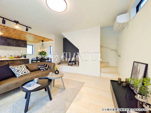 2号棟(モデルハウス) リビング 【新座市池田4丁目】
家族が集まるリビングに階段を設ける事で、自然と家族のコミュニケーションが広がります。