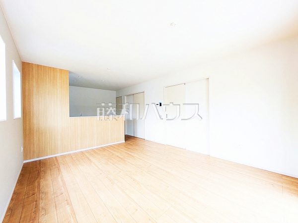 リビング 【小金井市貫井南町1丁目】
家族が揃って食事できるゆとりある大きさのLDK約15帖 リビング 【小金井市貫井南町1丁目】
家族が揃って食事できるゆとりある大きさのLDK約15帖