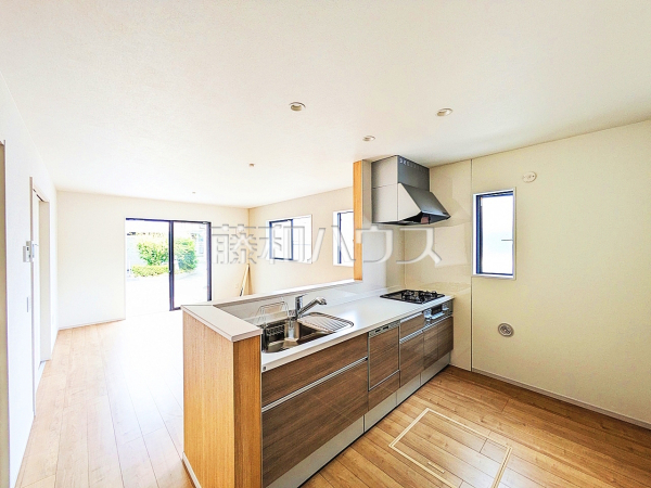 2号棟 キッチン 【小金井市貫井南町1丁目】
ご家族の様子がわかり、会話も楽しめる対面式システムキッチン 2号棟 キッチン 【小金井市貫井南町1丁目】
ご家族の様子がわかり、会話も楽しめる対面式システムキッチン