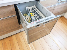 2号棟 家事の時間を短縮するエコな食洗機 食洗機は毎日の家事を軽減させてくれます。またワークトップも広々使え機能性も向上します。 2号棟 家事の時間を短縮するエコな食洗機 食洗機は毎日の家事を軽減させてくれます。またワークトップも広々使え機能性も向上します。