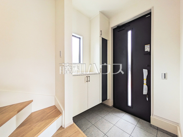 2号棟 玄関 【小金井市貫井南町1丁目】
「住まいの顔」とも言われ、家全体のイメージを左右する重要な玄関スペース。お気に入りのインテリア用品や小物などで素敵な空間を演出してください。 2号棟 玄関 【小金井市貫井南町1丁目】
「住まいの顔」とも言われ、家全体のイメージを左右する重要な玄関スペース。お気に入りのインテリア用品や小物などで素敵な空間を演出してください。