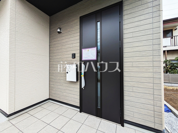 2号棟 玄関 【小金井市貫井南町1丁目】
玄関前は家の「顔」です。綺麗な植栽が家と街並みに暖かい色を添えます。 2号棟 玄関 【小金井市貫井南町1丁目】
玄関前は家の「顔」です。綺麗な植栽が家と街並みに暖かい色を添えます。