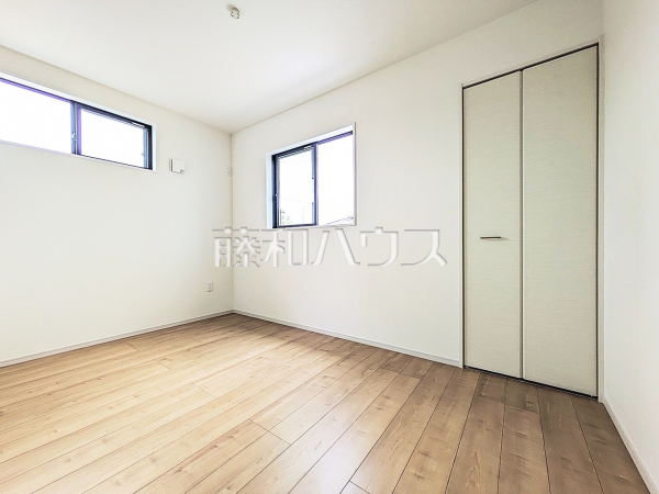 2号棟 居室 【小金井市貫井南町1丁目】
幼い頃のたくさんの想い出が詰まった実家の部屋。それは特別な場所としていつまでも心に残っています。いつかこの部屋が子供たちにとってのそのような場所になるのかな? 2号棟 居室 【小金井市貫井南町1丁目】
幼い頃のたくさんの想い出が詰まった実家の部屋。それは特別な場所としていつまでも心に残っています。いつかこの部屋が子供たちにとってのそのような場所になるのかな?