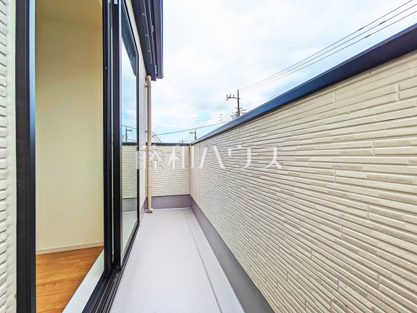 2号棟 バルコニー 【小金井市貫井南町1丁目】
バルコニーの先には、四季折々の木々や日差しが降り注ぐ『我が家の庭園』となる専用庭がございます。お好みの木花とともに憩いの場へ誘います。 2号棟 バルコニー 【小金井市貫井南町1丁目】
バルコニーの先には、四季折々の木々や日差しが降り注ぐ『我が家の庭園』となる専用庭がございます。お好みの木花とともに憩いの場へ誘います。