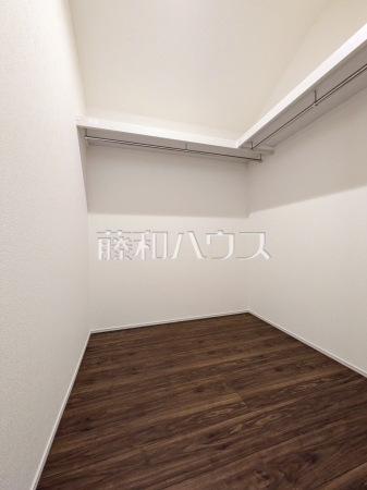 ウォークインクローゼットがあるので、お洋服等がたくさん収納できて便利です。 【国立市西1丁目】 ウォークインクローゼットがあるので、お洋服等がたくさん収納できて便利です。 【国立市西1丁目】