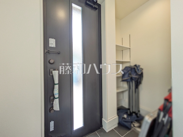 自然光を取り入れ明るい空間になるよう設計された玄関です。 【国立市西1丁目】 自然光を取り入れ明るい空間になるよう設計された玄関です。 【国立市西1丁目】