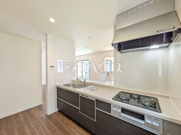 リビングにいるご家族を見渡せる対面キッチン。リビングからキッチンが見えるので、小さなお子様もママの様子が見えて安心ですね。 【国立市西1丁目】 リビングにいるご家族を見渡せる対面キッチン。リビングからキッチンが見えるので、小さなお子様もママの様子が見えて安心ですね。 【国立市西1丁目】