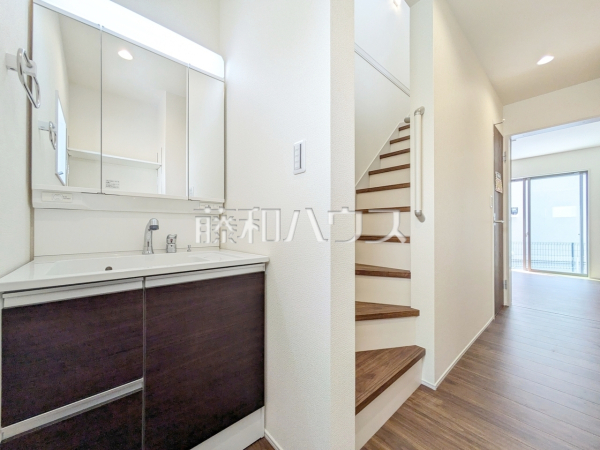 三面鏡付きの洗面台。鏡の裏にも収納があり、歯ブラシや化粧品等もすっきり収納できて朝の準備がスムーズです 【国立市西1丁目】 三面鏡付きの洗面台。鏡の裏にも収納があり、歯ブラシや化粧品等もすっきり収納できて朝の準備がスムーズです 【国立市西1丁目】