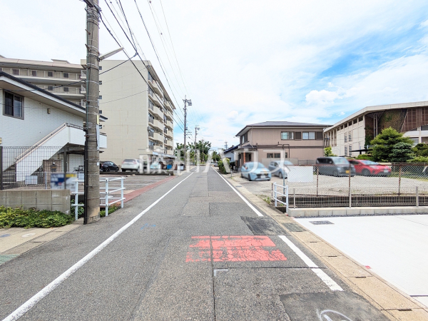 接道状況および現場風景 【小牧市小牧2丁目】 接道状況および現場風景 【小牧市小牧2丁目】