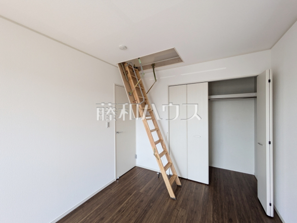 3号棟 居室 木目が美しいウッディなフローリングの居室は、穏やかで心安らぐ空間となるでしょう。 【昭島市中神町2丁目】 3号棟 居室 木目が美しいウッディなフローリングの居室は、穏やかで心安らぐ空間となるでしょう。 【昭島市中神町2丁目】