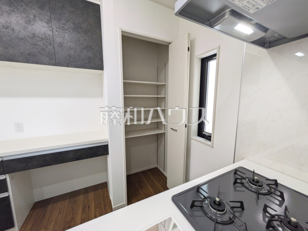 3号棟 パントリー 休日にまとめ買いをするご家庭はパントリーがあると便利【昭島市中神町2丁目】 3号棟 パントリー 休日にまとめ買いをするご家庭はパントリーがあると便利【昭島市中神町2丁目】