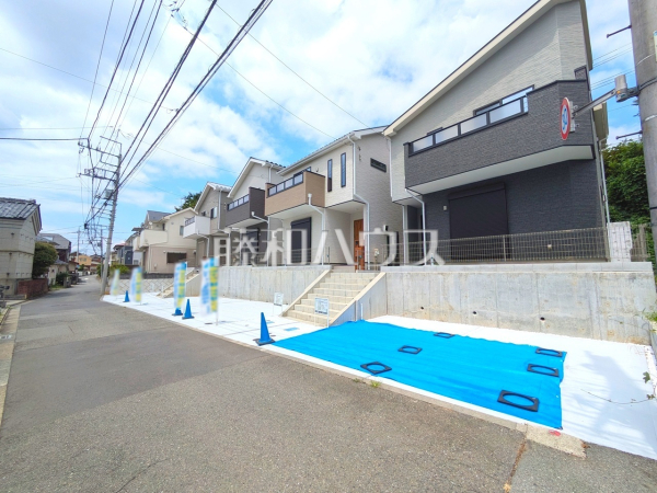 接道状況および現場風景 昼夜により表情を変え、魅せる事を追求した重厚感ある外観は、時代の流れに左右されないシックなカラートーンで雰囲気を演出。絶妙なコントラストで輝きを放ちます。【昭島市中神町2丁目】 接道状況および現場風景 昼夜により表情を変え、魅せる事を追求した重厚感ある外観は、時代の流れに左右されないシックなカラートーンで雰囲気を演出。絶妙なコントラストで輝きを放ちます。【昭島市中神町2丁目】