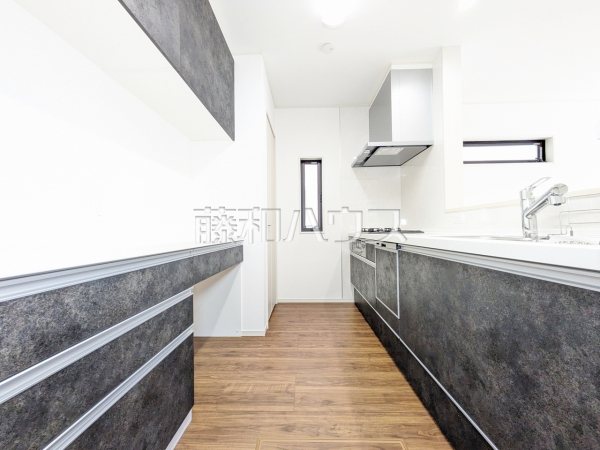 3号棟 キッチン キッチンから見渡せるリビングダイニングで、お料理中も会話が弾みます【昭島市中神町2丁目】 3号棟 キッチン キッチンから見渡せるリビングダイニングで、お料理中も会話が弾みます【昭島市中神町2丁目】