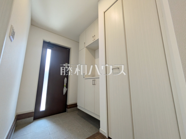 3号棟 玄関 広々とした玄関ホールで、お客様のお出迎えも楽しみですね。 【昭島市中神町2丁目】 3号棟 玄関 広々とした玄関ホールで、お客様のお出迎えも楽しみですね。 【昭島市中神町2丁目】