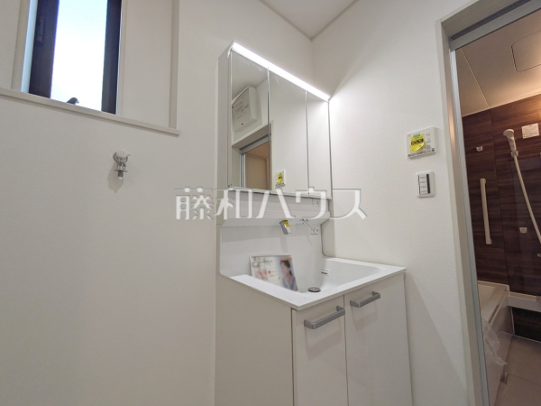 3号棟 洗面室 洗面室は、急いでいる朝でも二人で使える広さになっております。【昭島市中神町2丁目】 3号棟 洗面室 洗面室は、急いでいる朝でも二人で使える広さになっております。【昭島市中神町2丁目】