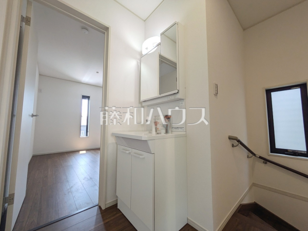3号棟 2階手洗い場 洗面化粧台が2箇所にあるので忙しい朝も便利です。【昭島市中神町2丁目】 3号棟 2階手洗い場 洗面化粧台が2箇所にあるので忙しい朝も便利です。【昭島市中神町2丁目】