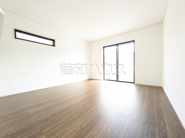 3号棟 リビング LDKには大きな窓が施され、明るさと通風を確保した快適な空間です。 【昭島市中神町2丁目】 3号棟 リビング LDKには大きな窓が施され、明るさと通風を確保した快適な空間です。 【昭島市中神町2丁目】